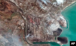 Yon foto satelit Maxar Technologies montre faktori asye Azovstal la nan Mariupol, Ikren, April 9, 2022.
