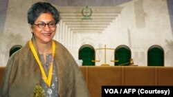 عاصمہ جیلانی دراصل وہی عاصمہ جہانگیر ہیں جو بعد میں پاکستان میں انسانی حقوق کے تحفظ کی ایک توانا آواز بن کر ابھریں اور عالمی سطح پر ان کی خدمات کا اعتراف کیا گیا۔
