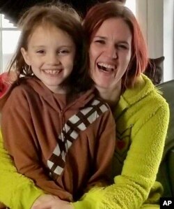 Rio Allred (saat itu berusia 8 tahun) dipeluk oleh ibunya, Nicole Ball. Rio yang berusia 12 tahun pada Maret 2022, bunuh diri dan membuat keluarga dekatnya terguncang. (Courtesy: Nicole Ball via AP)