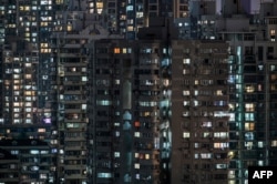 资料照：上海封城后静安区居民楼家家户户的灯光。（2022年4月21日）