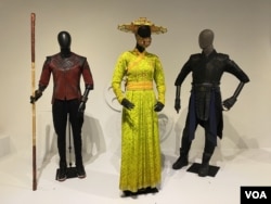 Kostum dari film "Shang-Chi and the Legend of the Ten Rings" dipamerkan di Museum Fashion Institute of Design and Merchandising atau FIDM di Los Angeles (foto: VOA)