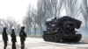 Des troupes pro-russes se tiennent à côté d'un véhicule de combat à Marioupol, en Ukraine, le 20 avril 2022.
