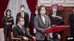 Presiden Tsai Ing-wen berbicara kepada delegasi senator AS di Kantor Kepresidenan di Taipei, Taiwan, 15 April 2022. (Foto: Handout / Kantor Kepresidenan Taiwan / AFP)