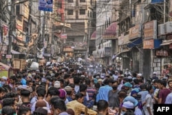 Orang-orang berkerumun di pasar sebelum berbuka puasa pada hari pertama bulan suci Ramadan di Dhaka, Bangladesh, 3 April 2022. (Munir uz zaman / AFP)