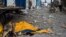 El cuerpo de un hombre está cubierto por una lona de un camión dañado luego de un bombardeo ruso de una fábrica en Kramatorsk, en el este de Ucrania, el 19 de abril de 2022.