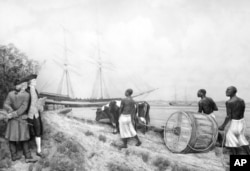 Tiga orang diperbudak untuk memindahkan tembakau dari kawasan perkebunan ke kapal-kapal di Virginia Utara, 1760. (AP Photo/U.S. Bureau of Public Roads)