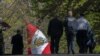 Agentes de la Policía Metropolitana de Washington caminan cerca de la residencia del embajador peruano el miércoles 20 de abril de 2022, en el noroeste de Washington, D.C. 
