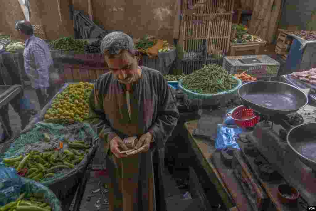 Abdulmoniem, a vegetable seller, says his regular customers and restaurant owners are buying less chilies, tomatoes, and other staples from him, as Russia’s war with Ukraine disrupts the Egyptian food market in Cairo, April 5, 2022. (Hamada Elrasam/VOA)