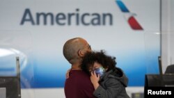 Viajeros en el Aeropuerto Nacional Ronald Reagan de Washington en Arlington, Virginia, EEUU, 19 de abril de 2022. REUTERS/Kevin Lamarque.