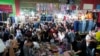 Masyarakat berbelanja baju baru di pasar Tanah Abang, Jakarta, 15 April 2022. (Foto: AP)