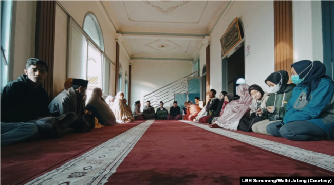 Warga melakukan istighosah doa bersama sebagai bagian dari penolakan aktivitas PT Geodipa Energi. (Foto: LBH Semarang/Walhi Jateng)