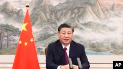 中国新华社发布的照片显示，2022年4月21日星期四，中国国家主席习近平在海南省博鳌举行的博鳌亚洲论坛开幕式上发表视频讲话。