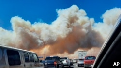 Smoke from the Tunnel Fire fills the sky in Doney Park, outside Flagstaff, Ariz., April 19, 2022. 