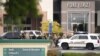 Des policiers devant le centre commercial Columbiana Center à Columbia, en Caroline du Sud, à la suite d'une fusillade le 16 avril 2022. (AP Photo/Sean Rayford)