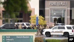 Des policiers devant le centre commercial Columbiana Center à Columbia, en Caroline du Sud, à la suite d'une fusillade le 16 avril 2022. (AP Photo/Sean Rayford)