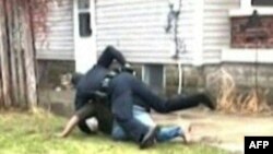 Na video snimku koji je objavila policija Grand Repidsa 14. aprila 2022. vidi se policajac bijelac, koji pokušava da savlada 26-godišnjeg Patrika Lioju neposredno prije fatalne pucnjave. 