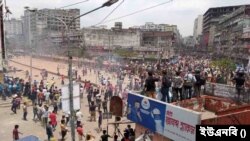 ঢাকার নিউমার্কেট এলাকায় শিক্ষার্থীদের সঙ্গে ব্যবসায়ীদের সংঘর্ষ।
