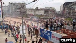 ঢাকার নিউমার্কেট এলাকায় শিক্ষার্থীদের সঙ্গে ব্যবসায়ীদের সংঘর্ষ।
