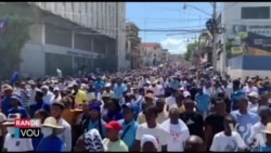 Kretyen katolik yo nan Pòtoprens mache nan kapital la nan okazyon jou vandredi sen an. Matiado Vilme