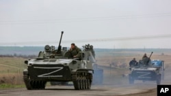 在馬里烏波爾附近，俄軍車輛行駛在親俄分離主義武裝控制區的公路上。(2022年4月18日)