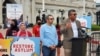 Organizaciones "listas" para apoyar a inmigrantes indocumentados enviados desde Texas, Gustavo Torres, izquierda, de Casa de Maryland, y Abel Núñez, del Centro de Recursos para Centroamericanos, CARECEN, afuera de Union Station en Washington DC. [Foto: VOA / Tomás Guevara]