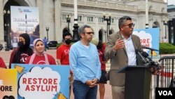 Organizaciones "listas" para apoyar a inmigrantes indocumentados enviados desde Texas, Gustavo Torres, izquierda, de Casa de Maryland, y Abel Núñez, del Centro de Recursos para Centroamericanos, CARECEN, afuera de Union Station en Washington DC. [Foto: VOA / Tomás Guevara]