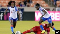 Foto Achiv: Jwèz Ayisyèn Danielle Etienne (8) ak Sherly Jeudi (mitan) pandan yon match CONCACAF, 3 Fevriye 2020. 