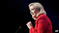 La dirigeante d'extrême droite française Marine Le Pen prononce un discours lors d'un meeting à Avignon, France, le 14 avril 2022.