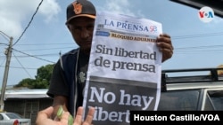 Un vendedor de períodico muestra un ejemplar de Diario La Prensa en Nicaragua, luego del bloqueo impuesto a la importación de papel por parte del gobierno de Daniel Ortega en 2019 para asfixiar a los medios críticos. (Foto VOA / Archivo)