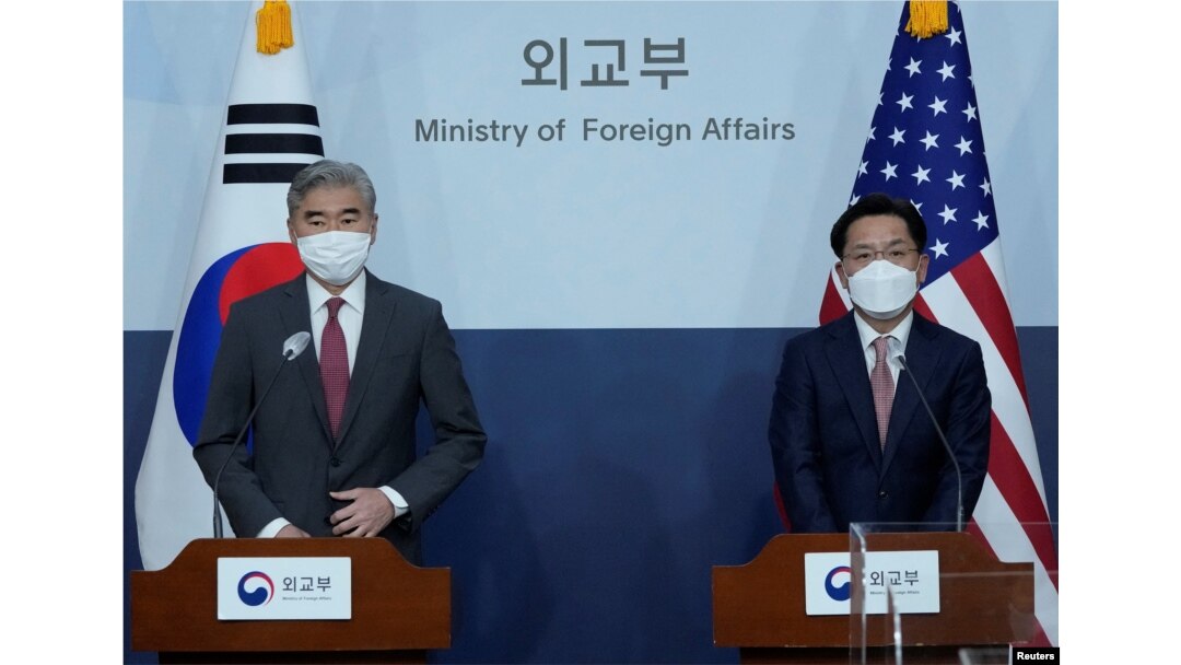 Perwakilan Khusus Korea Selatan untuk Urusan Perdamaian dan Keamanan Semenanjung Korea Noh Kyu-duk, bersama Perwakilan Khusus AS untuk Korea Utara, Sung Kim (kiri), di Kementerian Luar Negeri di Seoul, Korea Selatan, 18 April 2022. (Ahn Young- joon/pool via REUTERS)