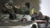 Los soldados ucranianos movilizados próximos a la línea del frente con las tropas rusas, en el distrito de Izyum, región de Kharkiv, el 18 de abril de 2022, durante la invasión rusa de Ucrania. [Foto de Anatolii Stepanov / AFP]