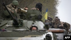 乌克兰哈尔科夫地区坐在装甲运兵车上的乌克兰士兵。（2022年4月18日）