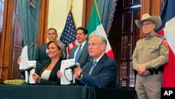 El gobernador de Texas, Greg Abbott, cuando firmaba un acuerdo de seguridad fronteriza con la gobernadora de Chihuahua, Maru Campos Galván, en Austin, Texas, el 14 de abril de 2022.