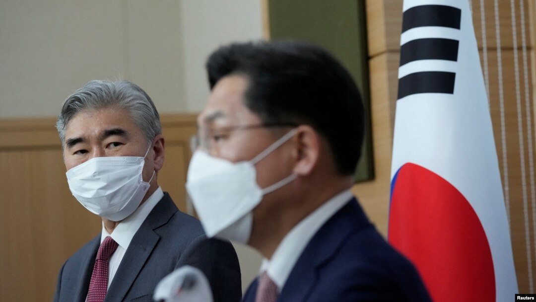 Perwakilan Khusus AS untuk Korut, Sung Kim, menyimak saat Perwakilan Khusus Korsel untuk Urusan Perdamaian dan Keamanan Semenanjung Korea Noh Kyu-duk berbicara dalam pertemuan di Kementerian Luar Negeri di Seoul, Korea Selatan, 18 April 2022. (Ahn Young-joon /pool via REUTERS