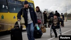 우크라이나 남동부 항구도시 마리우폴을 떠난 주민들이 21일 자포리자에 도착하고 있다. 