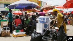 Wasu masu tallata hajjojinsu a bakin hanya a birnin Accra na kasar Ghana (AP)