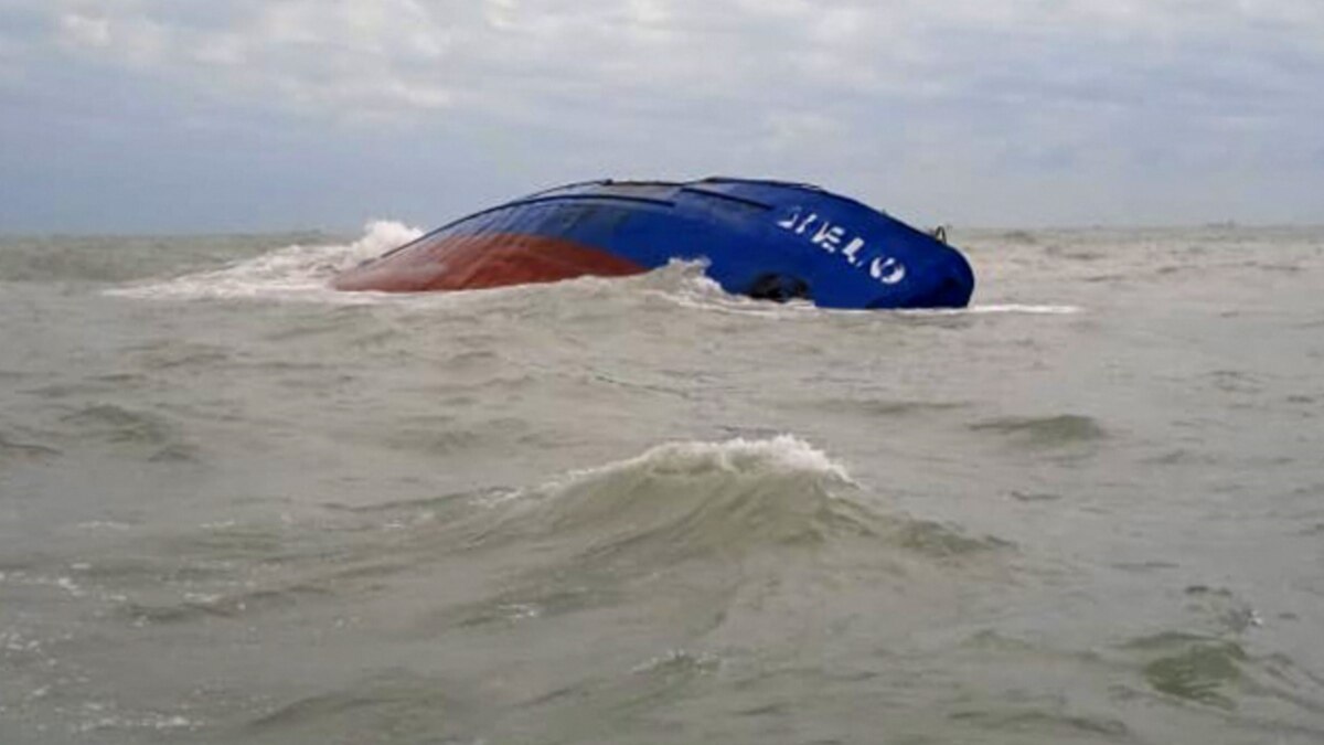 Un navire anti-pollution Italian resc la rescuesse du ptrolier tunisien