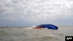 Une photo fournie par le ministère tunisien de la Défense le 17 avril 2022 montre le navire Xelo coulé au large du golfe de Gabès, dans le sud-est de la Tunisie.