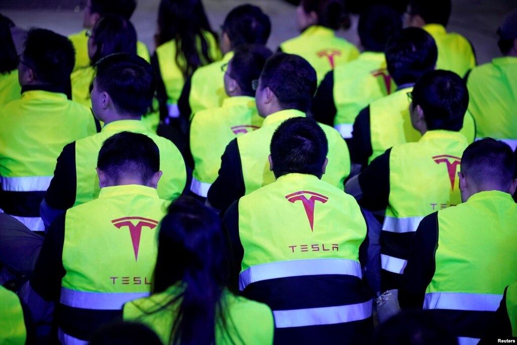 资料照：在上海的特斯拉工厂雇员参加交车仪式。（2020年1月7日）(photo:VOA)