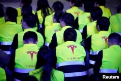 资料照：在上海的特斯拉工厂雇员参加交车仪式。（2020年1月7日）