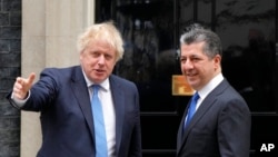 بوریس جانسون، نخست وزیر بریتانیا، در سمت چپ، از مسرور بارزانی، نخست وزیر منطقه نیمه خودمختار کردستان عراق، در لندن استقبال می کند - ۱۹ آوریل ۲۰۲۲ (۳۰ فروردین ۱۴۰۱)