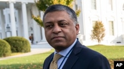 ARCHIVO - El Dr. Rahul Gupta, director de la Oficina de Política Nacional de Control de Drogas de la Casa Blanca, en la Casa Blanca, el jueves 18 de noviembre de 2021, en Washington.
