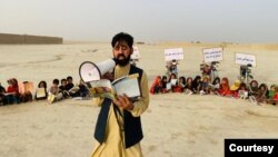 Matiullah Wesa, aktivis pendidikan Afghanistan, membaca untuk siswa di Afghanistan. (Foto: Istimewa/Matiullah Wesa)