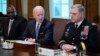 Predsednik SAD Džo Bajden tokom sastanka sa sekretarom odbrane Lojdom Ostinom (levo) i predsedavajućim Združenim generaštabom, generalom Markom Milijem i drugim vojnim liderima, 20. aprila 2022.
