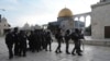 Polisi Israel dikerahkan di kompleks Masjid Al Aqsa di Kota Tua Yerusalem, Jumat, 22 April 2022. (Foto: AP)