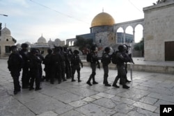 Polisi Israel dikerahkan di kompleks Masjid Al Aqsa di Kota Tua Yerusalem, Jumat, 22 April 2022. (Foto: AP)