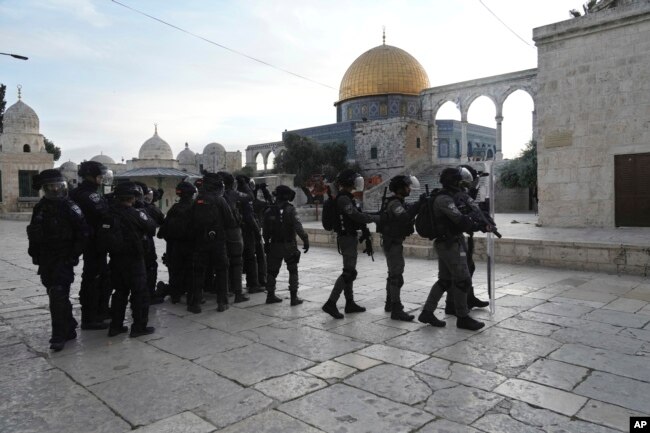 Polisi Israel dikerahkan di kompleks Masjid Al Aqsa di Kota Tua Yerusalem, Jumat, 22 April 2022. (Foto: AP)