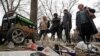 Los residentes locales esperan que sus dispositivos se carguen desde un generador portátil en un mercado local durante el conflicto Ucrania-Rusia en la ciudad portuaria sureña de Mariúpol, Ucrania, el 19 de abril de 2022.