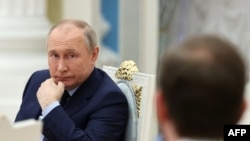 Rais wa Russia Vladmir Putin katika mojawapo ya vikao na maafisa wa serikali yake mjini Moscow. PICHA: AFP