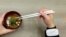 Sumpit yang dapat meningkatkan cita rasa makanan dengan gelombang stimulasi listrik di Tokyo, Jepang, 15 April 2022. (Foto: REUTERS)